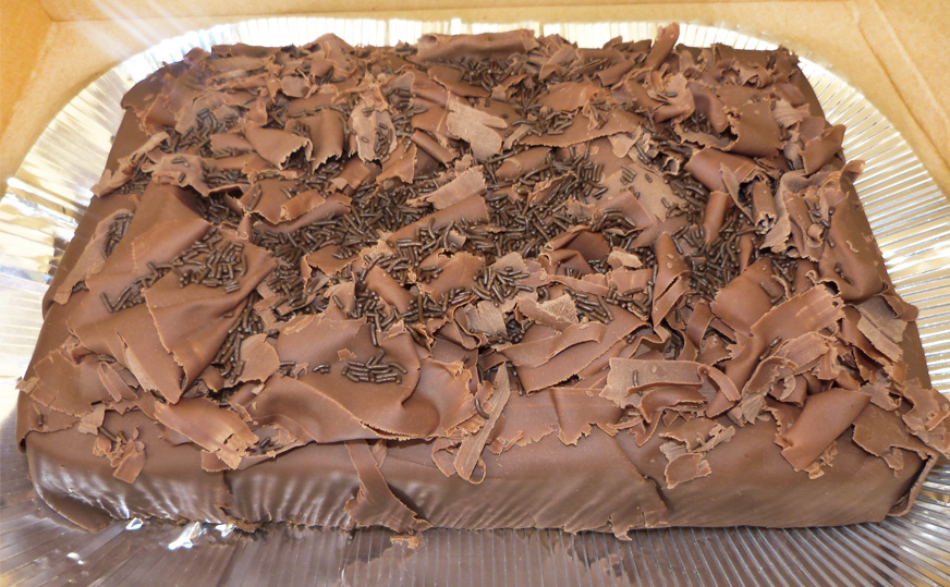 Bolo de chocolate para festa Bolos e salgados para festa